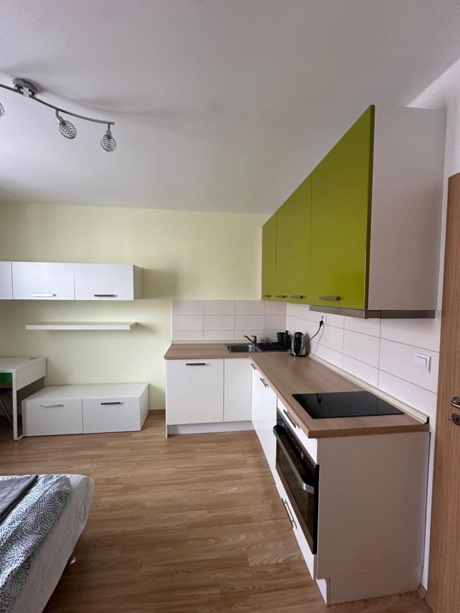 Private Apartment 1Km From Center Bratislava Extérieur photo